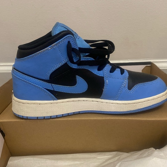 Air Jordan 1 mid blue black and white size 6 already laced